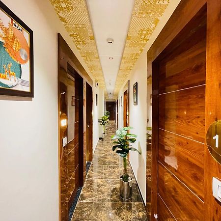 Hotel Avenue Sky Ahmedabad Buitenkant foto