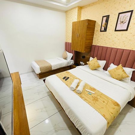 Hotel Avenue Sky Ahmedabad Buitenkant foto