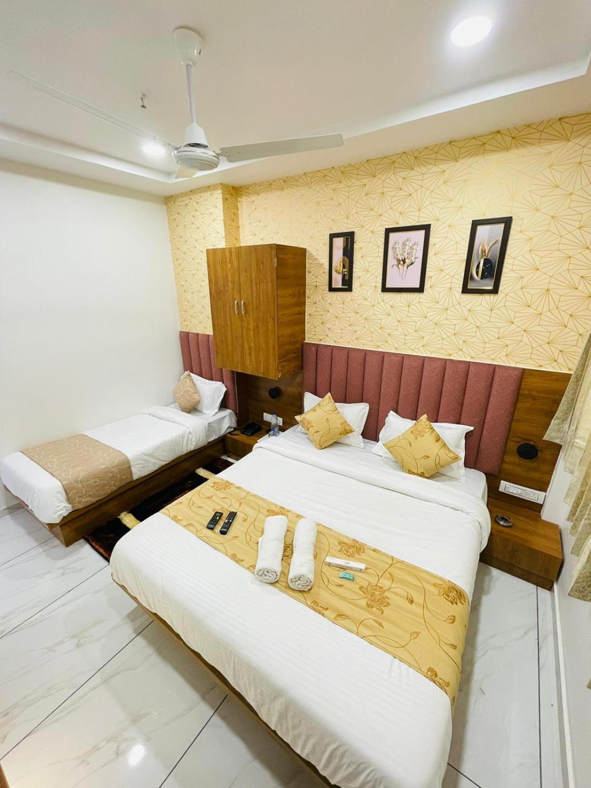 Hotel Avenue Sky Ahmedabad Buitenkant foto