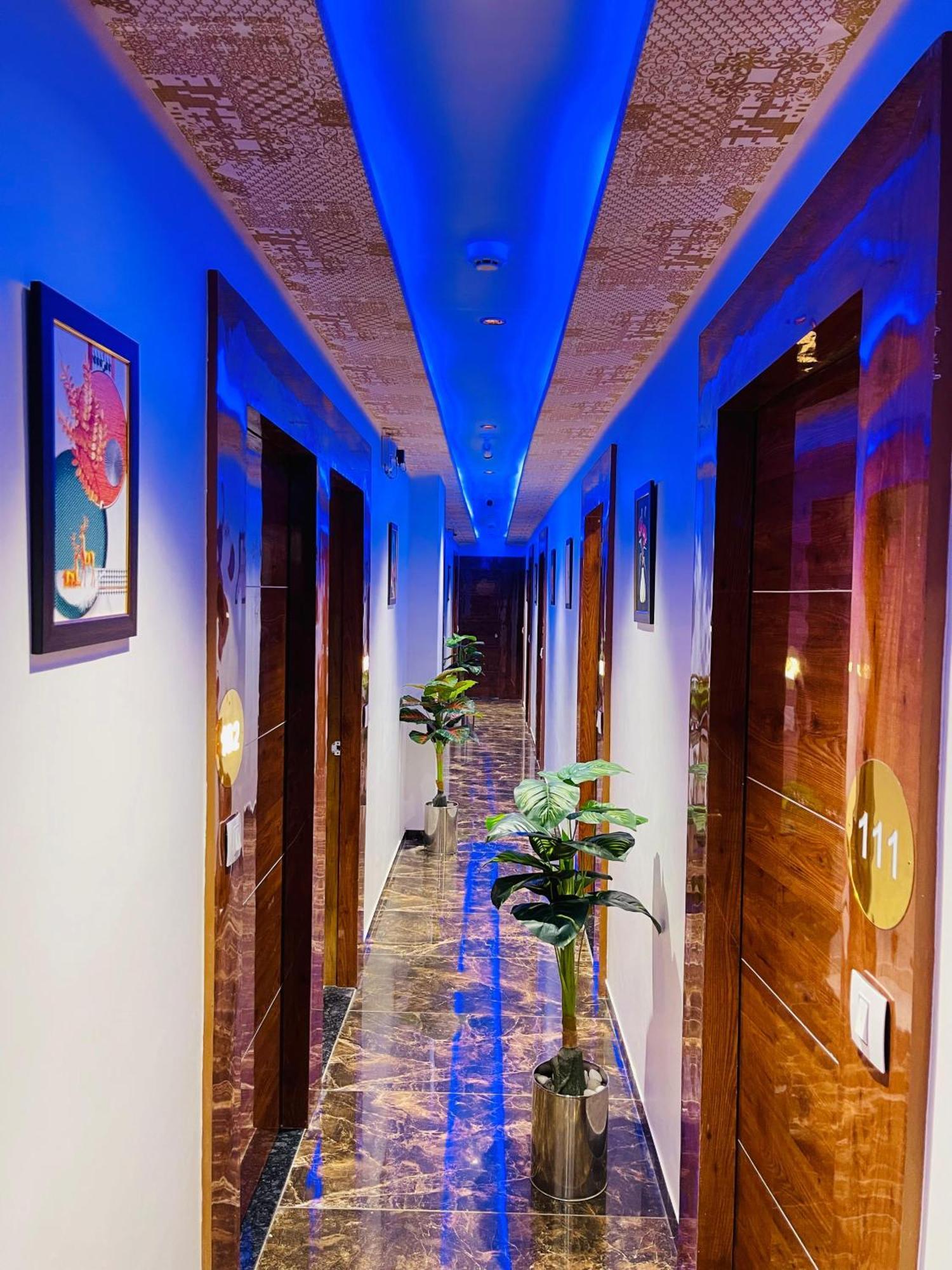 Hotel Avenue Sky Ahmedabad Buitenkant foto