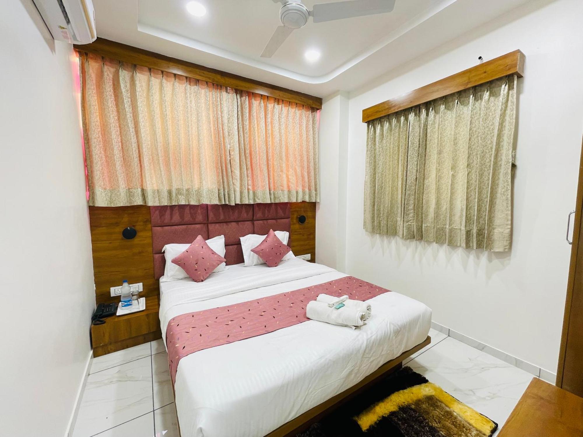 Hotel Avenue Sky Ahmedabad Buitenkant foto