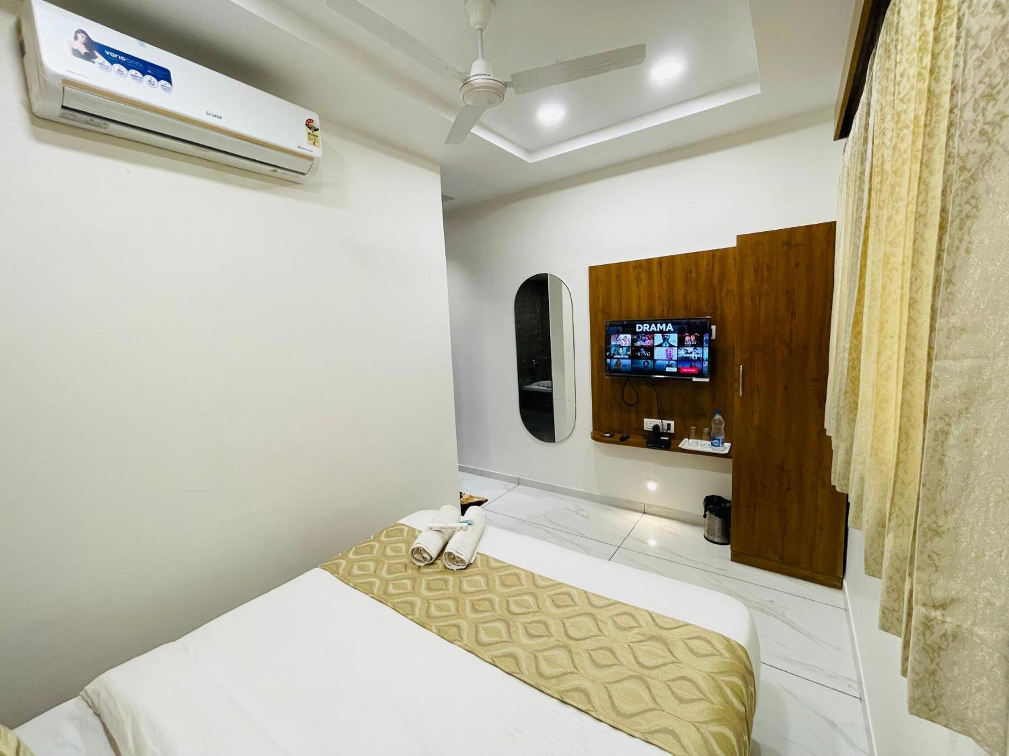 Hotel Avenue Sky Ahmedabad Buitenkant foto
