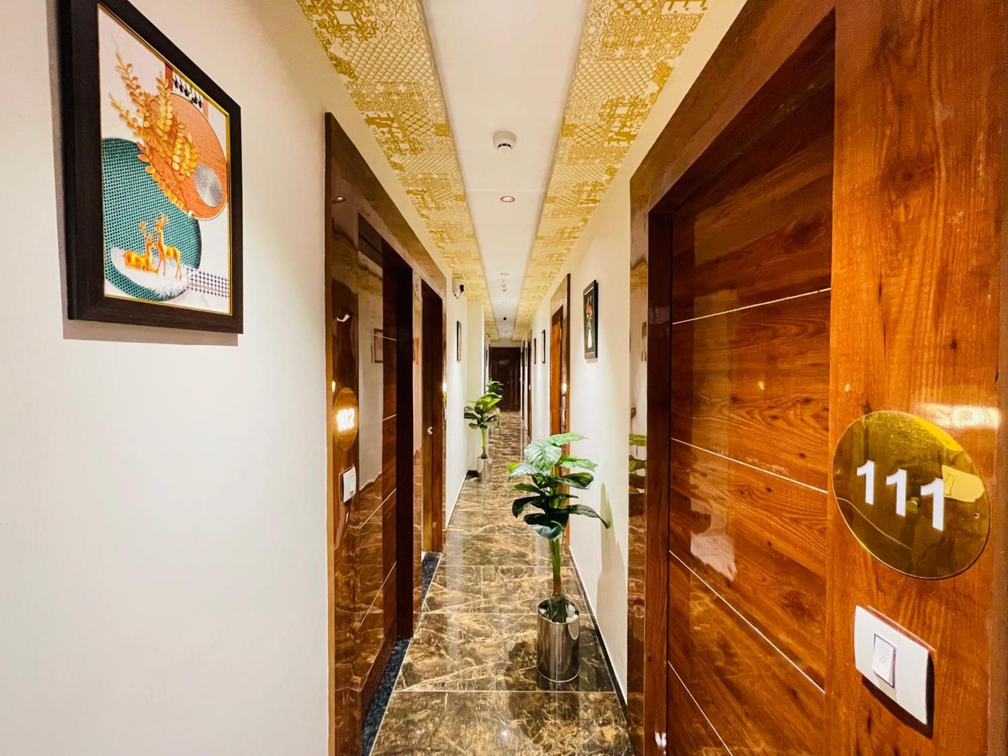 Hotel Avenue Sky Ahmedabad Buitenkant foto