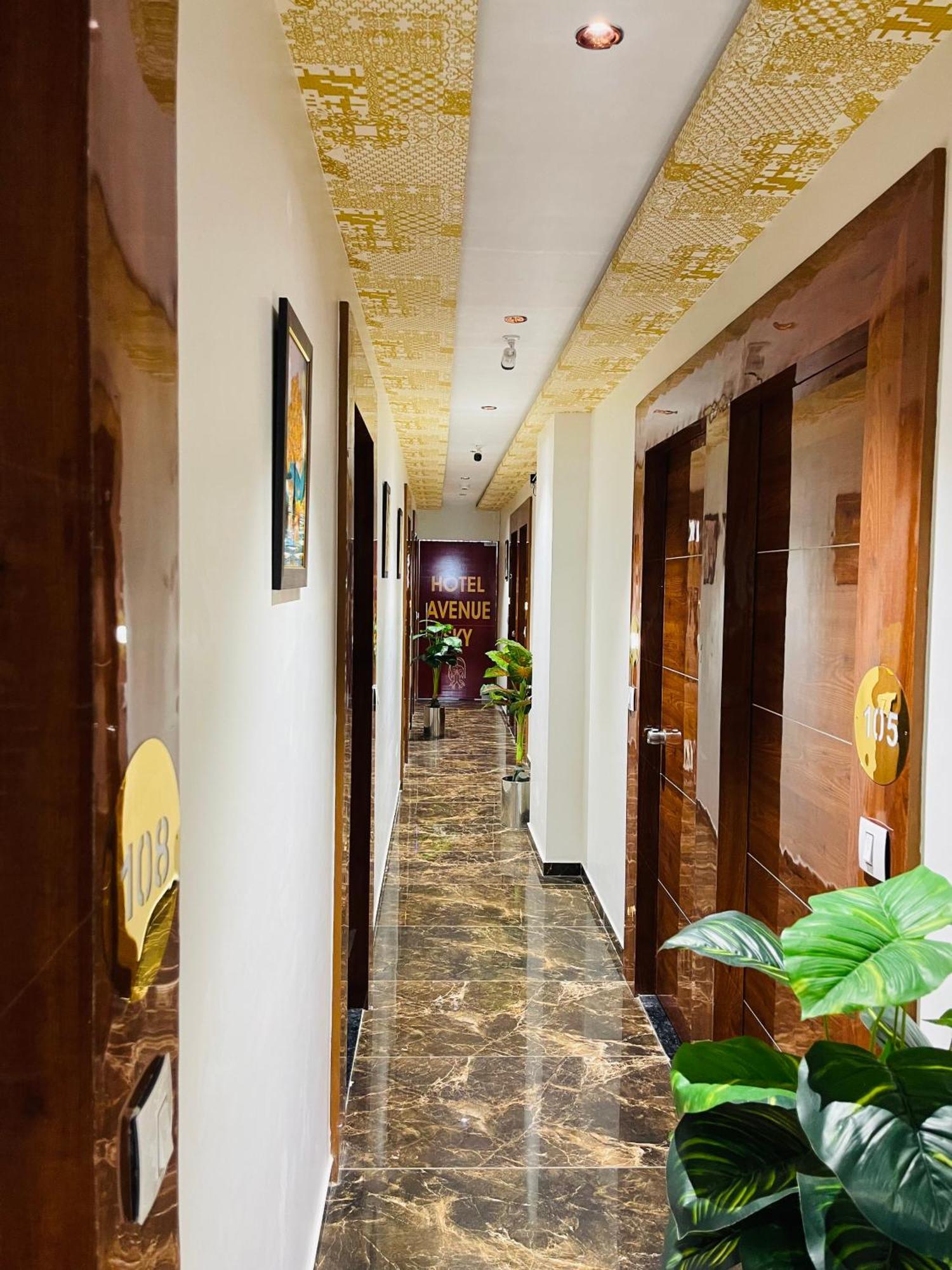 Hotel Avenue Sky Ahmedabad Buitenkant foto