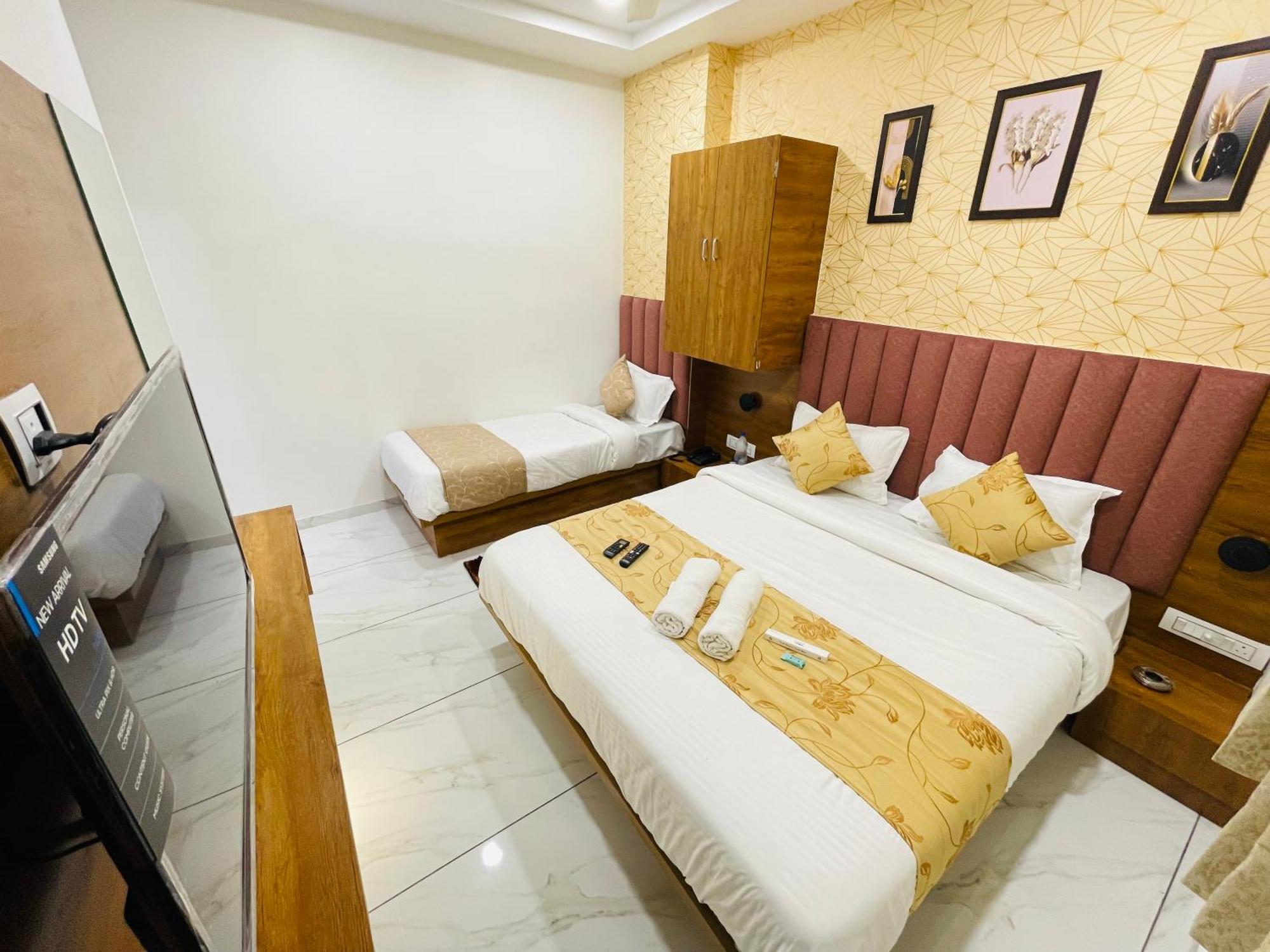 Hotel Avenue Sky Ahmedabad Buitenkant foto