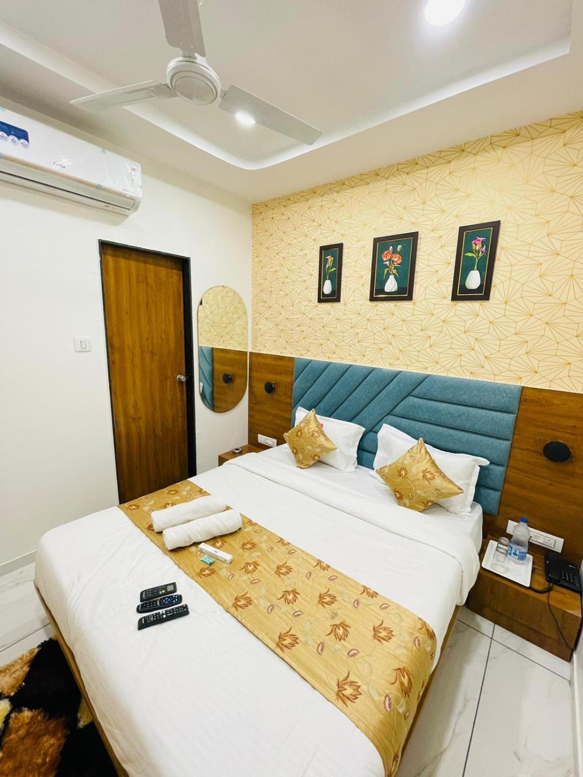 Hotel Avenue Sky Ahmedabad Buitenkant foto