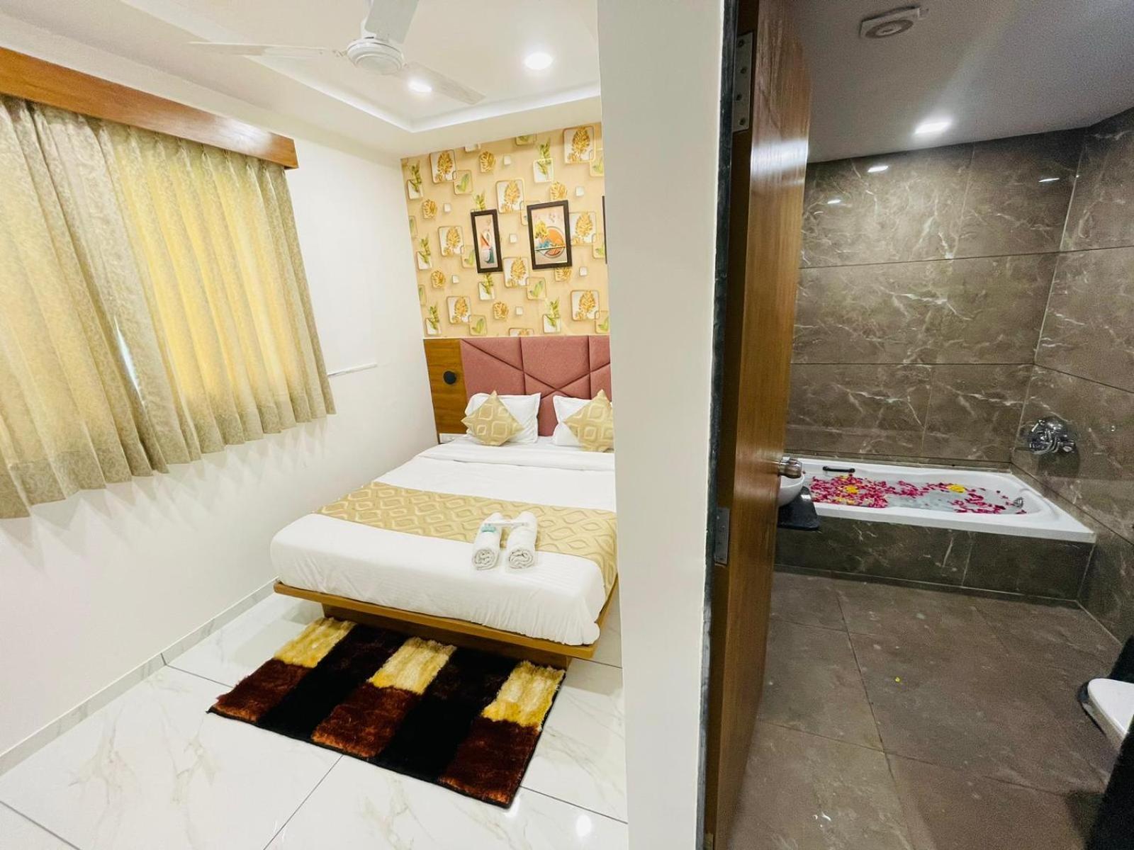 Hotel Avenue Sky Ahmedabad Buitenkant foto